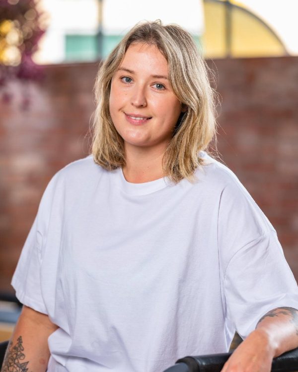 HannahHeadshot 907 x 1360